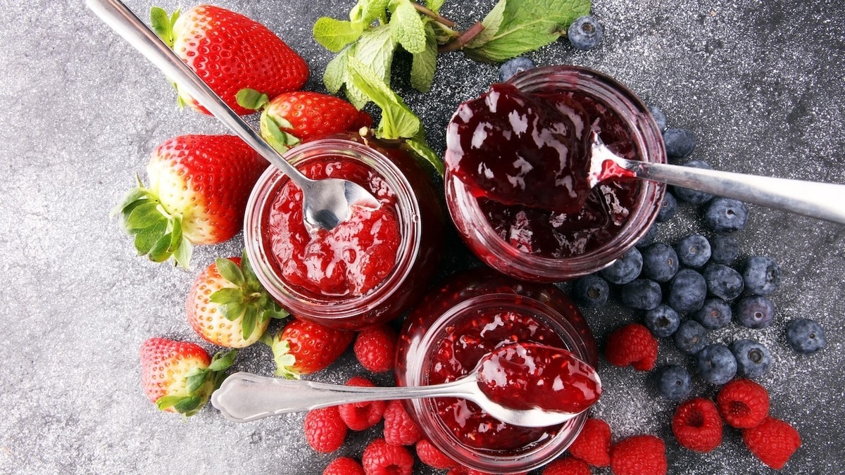 "Одна ложка — ваш максимум": терапевт объяснила опасность варенья