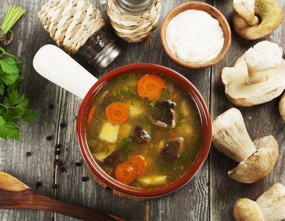 Ядовитый суп: врач объяснила, на каких съедобных грибах нельзя варить бульон 