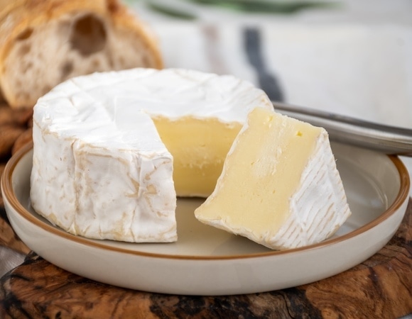 Врач рассказала, как по внешнему виду распознать кишечную палочку в сыре