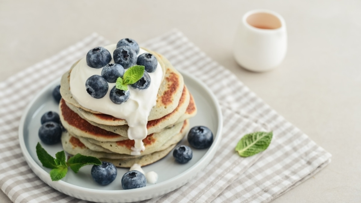 Завтрак как в кофейне без сахара и муки: рецепт идеальных оладий, которые можно есть без угрызений совести