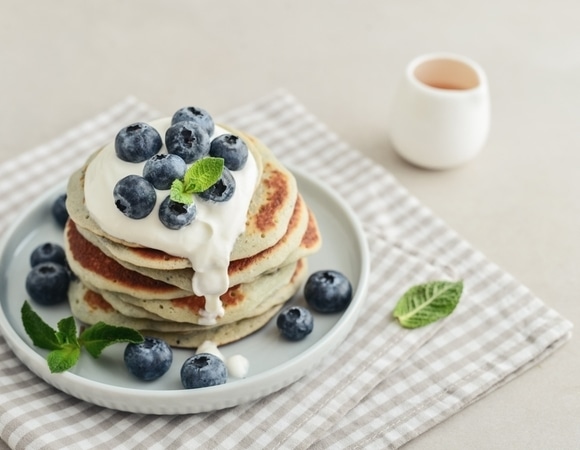 Завтрак как в кофейне без сахара и муки: рецепт идеальных оладий, которые можно есть без угрызений совести Завтрак как в кофейне без сахара и муки: рецепт идеальных оладий, которые можно есть без угрызений совести