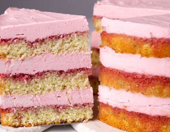 Крем для торта можно сделать из сливок и варенья — нашли простую инструкцию