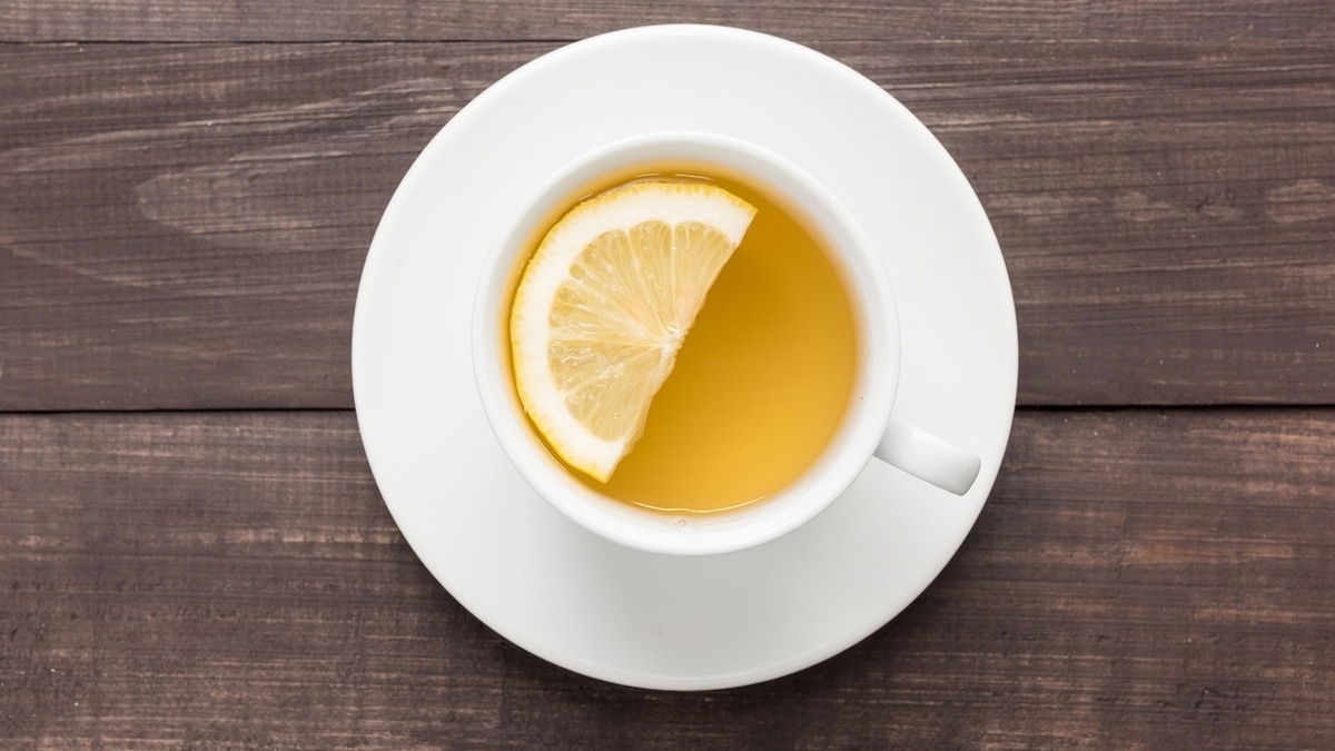 Делаете неправильно: в горячий чай лимон бросать бессмысленно — почему?
