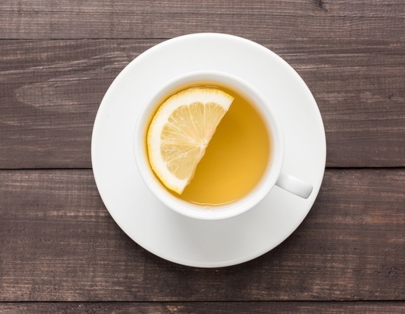 Делаете неправильно: в горячий чай лимон бросать бессмысленно — почему? Делаете неправильно: в горячий чай лимон бросать бессмысленно — почему?