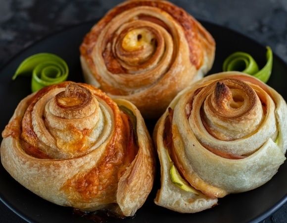 Раздобыли рецепт синнабонов, где вместо сахара и корицы — сыр и ветчина Раздобыли рецепт синнабонов, где вместо сахара и корицы — сыр и ветчина