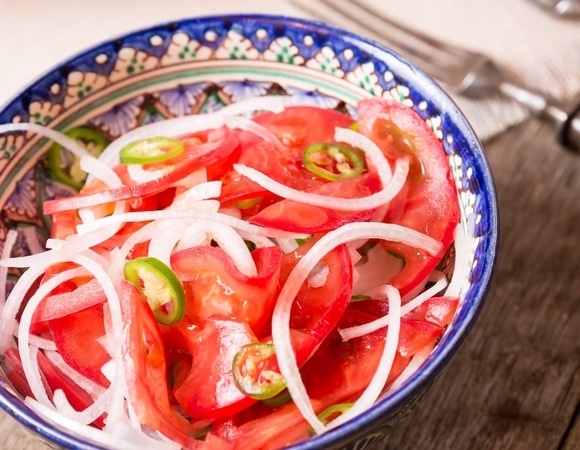 Что идет в ачик-чучук? Узбекский салат из 2 ингредиентов лучше всего подходит к плову 