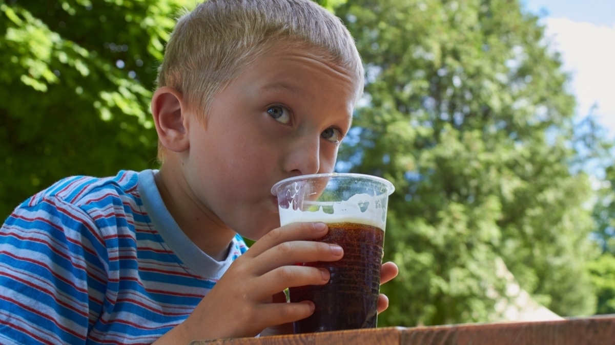 Много газа — плохой квас: эксперт объяснил, как выбрать настоящий летний напиток в магазине 