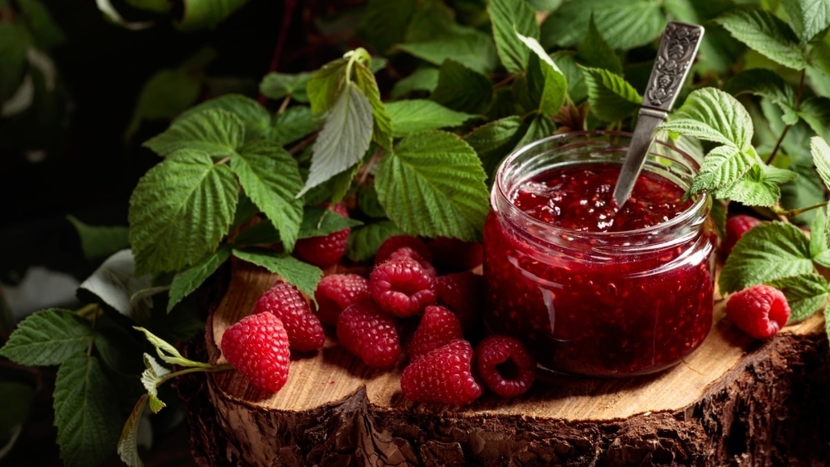 Бабушкин аспирин: названо неожиданное качество малинового варенья
