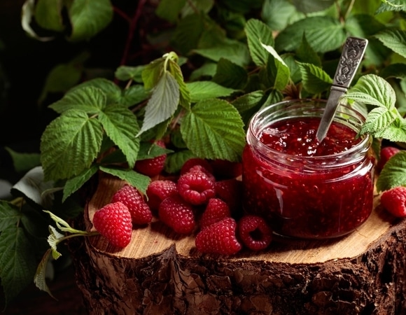 Бабушкин аспирин: названо неожиданное качество малинового варенья