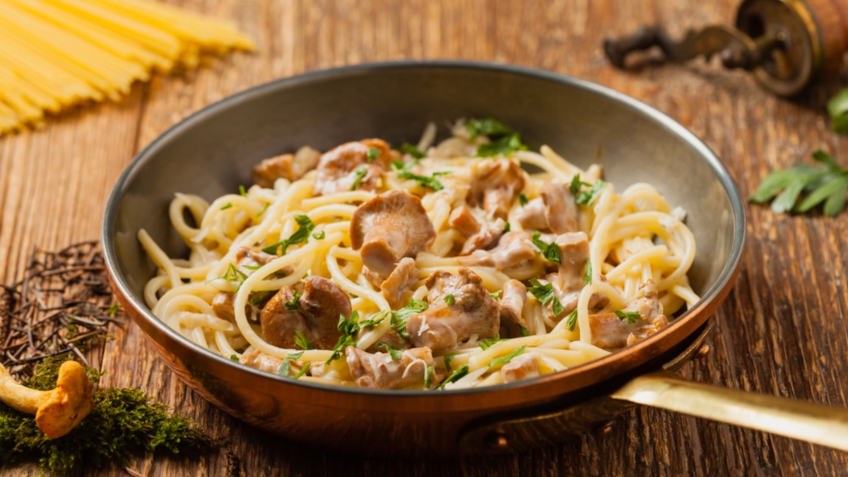 Рестораны срочно меняют меню, пока грибники выносят уловы из леса: готовим хитовую пасту с лисичками дома
