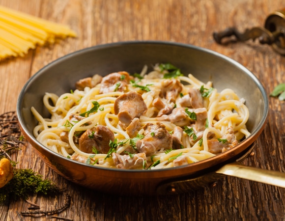 Рестораны срочно меняют меню, пока грибники выносят уловы из леса: готовим хитовую пасту с лисичками дома