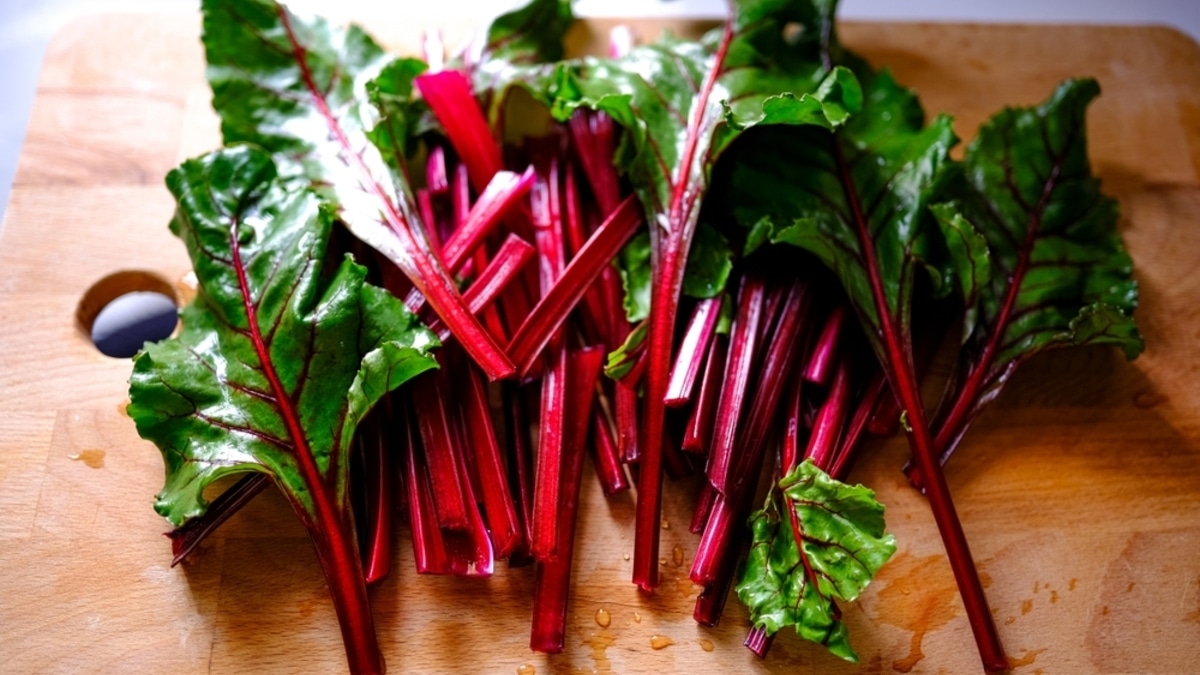Не выбрасывайте это “золото”: врач назвала свекольную ботву суперфудом