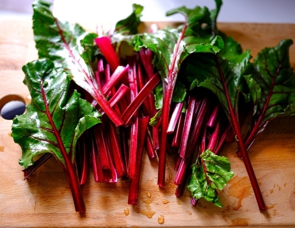 Не выбрасывайте это “золото”: врач назвала свекольную ботву суперфудом Не выбрасывайте это “золото”: врач назвала свекольную ботву суперфудом