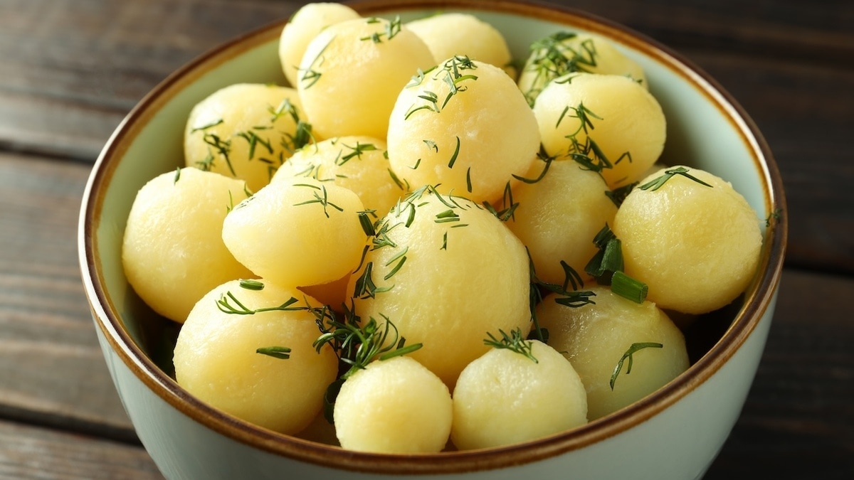 Как очистить молодой картофель за 2 минуты без ножа: лайфхак, который работает Как очистить молодой картофель за 2 минуты без ножа: лайфхак, который работает