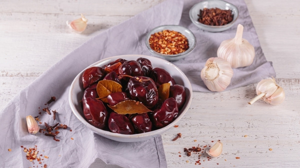 Гости будут в шоке: как замариновать сливы с чесноком — получится удивительная закуска к мясу