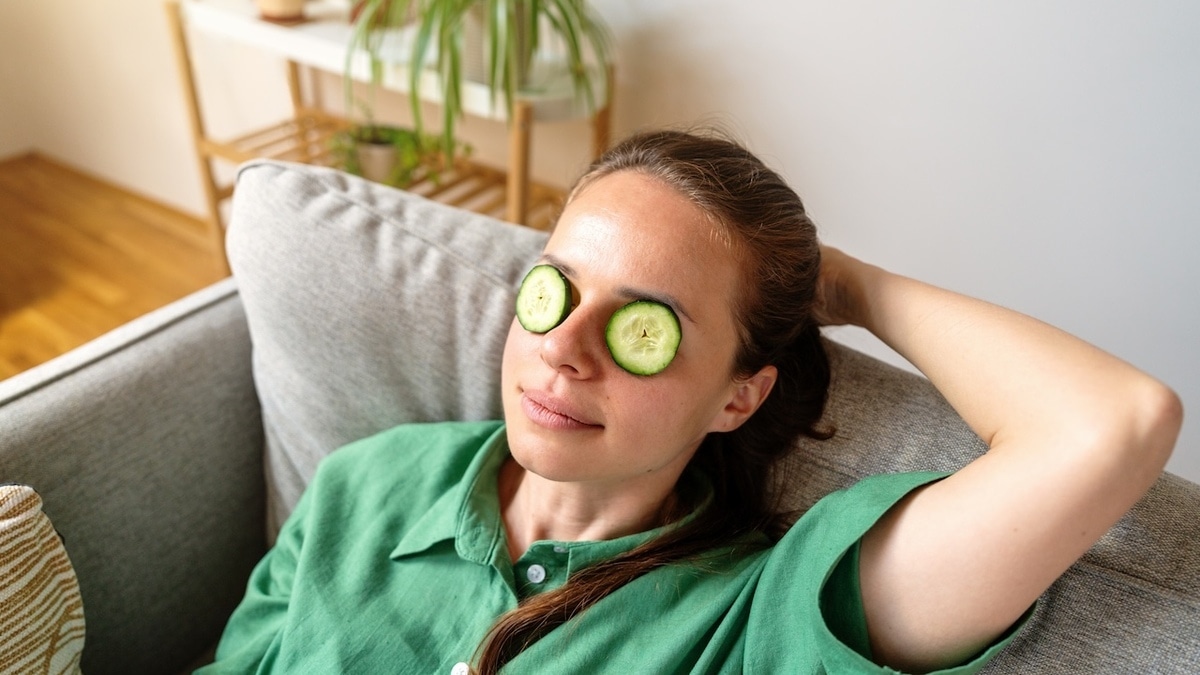 Бабушки знали толк: помогают ли огурцы от отеков под глазами?