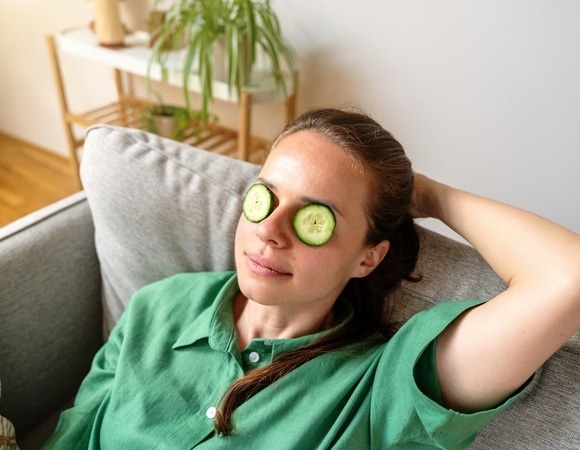Бабушки знали толк: помогают ли огурцы от отеков под глазами?