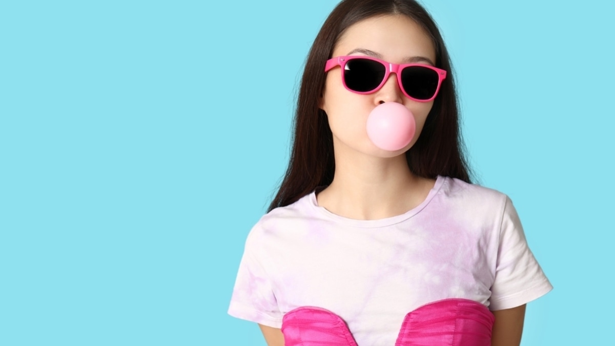 Не слипнется: что на самом деле будет, если проглотить жвачку — развенчиваем миф из детства