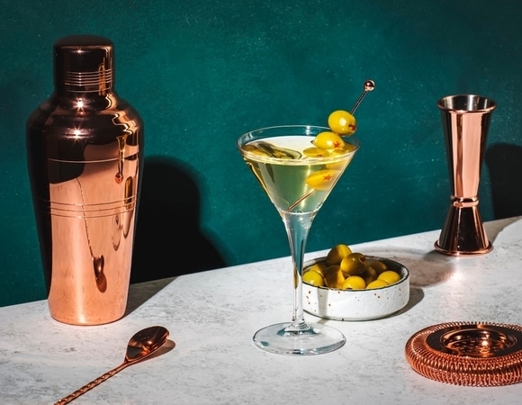 Этот коктейль можно готовить не только с оливкой: 4 оригинальных идеи для вашего вечера