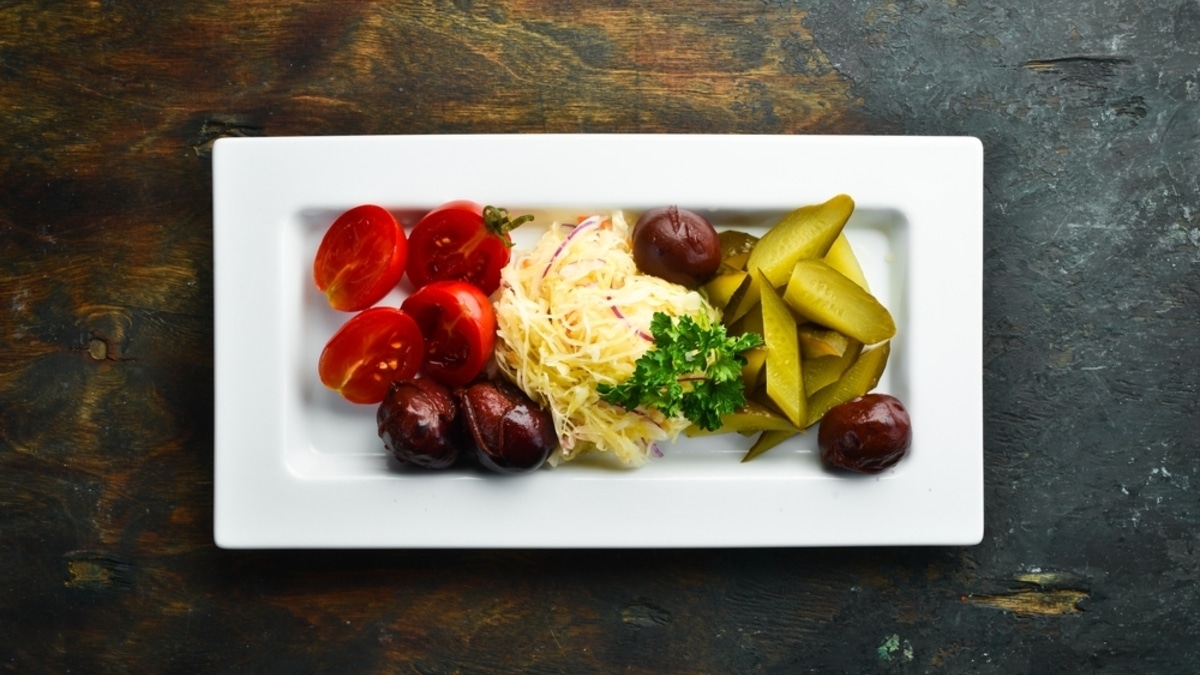 Не просто огурцы и помидоры: рецепт самого нарядного ассорти на зиму, где главный секрет — сливы