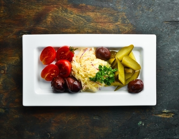 Не просто огурцы и помидоры: рецепт самого нарядного ассорти на зиму, где главный секрет — сливы