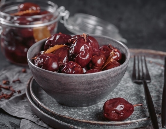 Лучше оливок: как приготовить пряные маринованные сливы — хит любой сырной тарелки