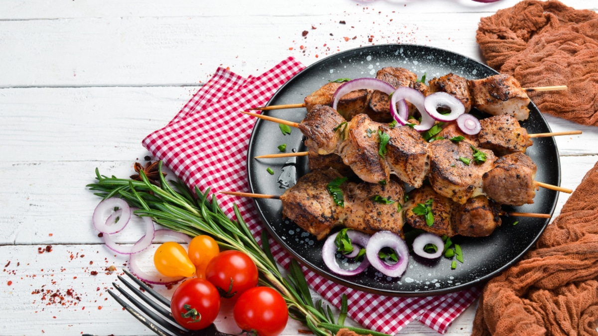 Из деликатеса в яд: роковая ошибка, которую совершают все любители шашлыка за 1 час