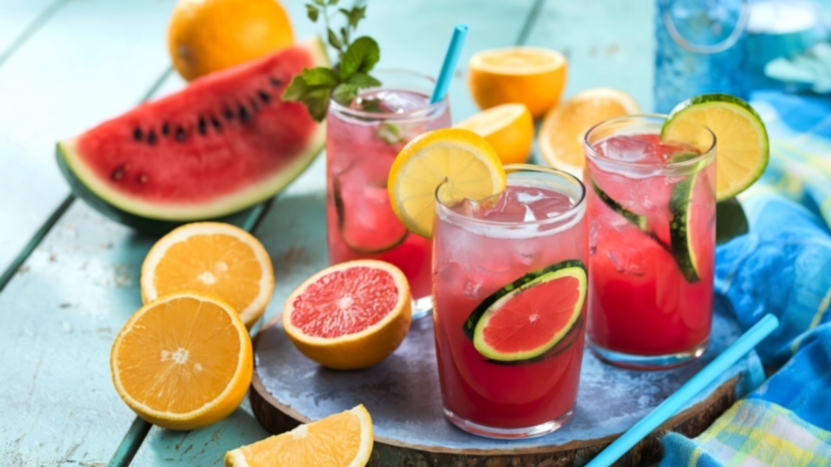 Освежиться без сахара и алкоголя: бармен поделился 3 рецептами идеальных летних коктейлей