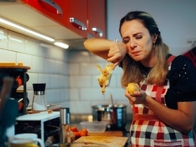 Холод в помощь: врач раскрыл гениальный трюк, как нарезать лук без слез Холод в помощь: врач раскрыл гениальный трюк, как нарезать лук без слез