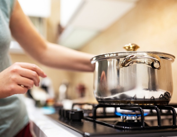Опасно и невкусно: почему нельзя греть всю кастрюлю с супом снова и снова