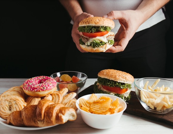 "Читмил" не разгоняет метаболизм, а заставляет вас толстеть: врач развеяла популярный миф "Читмил" не разгоняет метаболизм, а заставляет вас толстеть: врач развеяла популярный миф