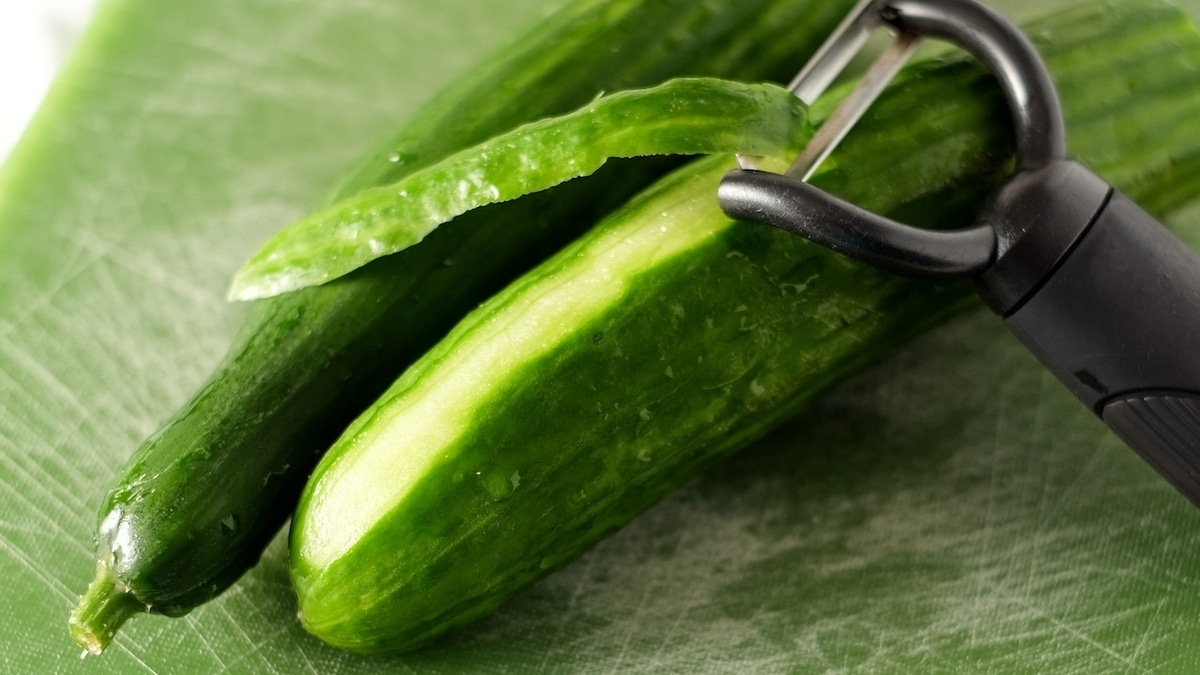 Нужно ли чистить огурцы? Ученые рассказали, какая опасность таится в их кожуре