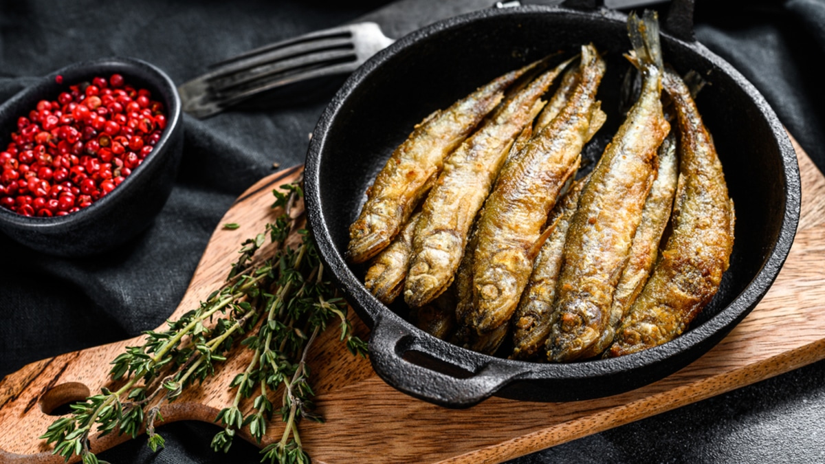 Забудьте про жирные брызги: этот гениальный трюк позволит жарить мойву хоть каждый день