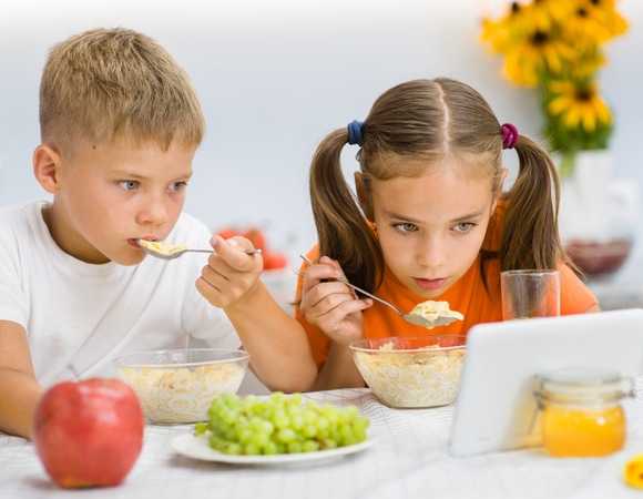 Не просто баловство: нутрициолог объяснила, как смартфон за едой приводит к ожирению