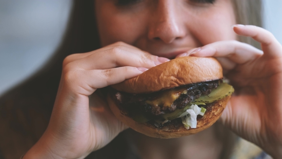 Не слабость, а инстинкт: ученые объяснили, почему в стрессе нас тянет на фастфуд