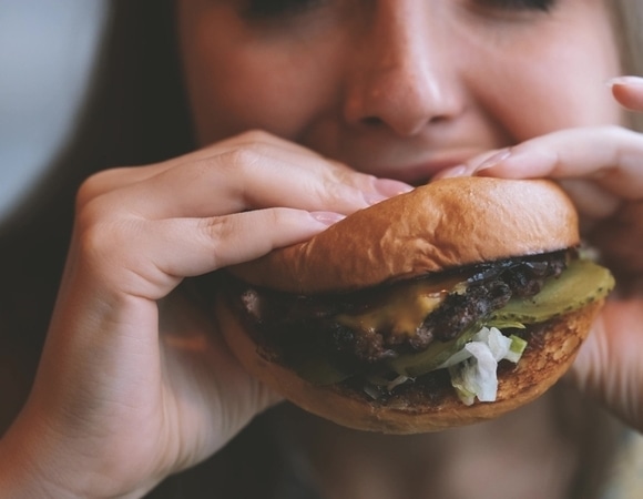 Не слабость, а инстинкт: ученые объяснили, почему в стрессе нас тянет на фастфуд