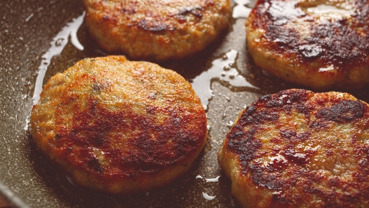 Не просто смешать и жарить: зачем мариновать фарш для котлет и как это делать правильно