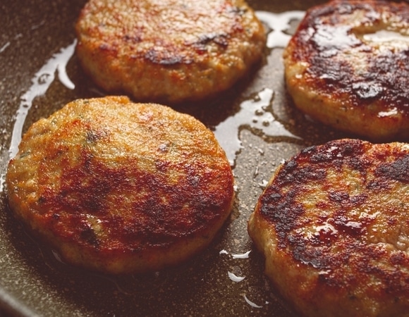 Не просто смешать и жарить: зачем мариновать фарш для котлет и как это делать правильно