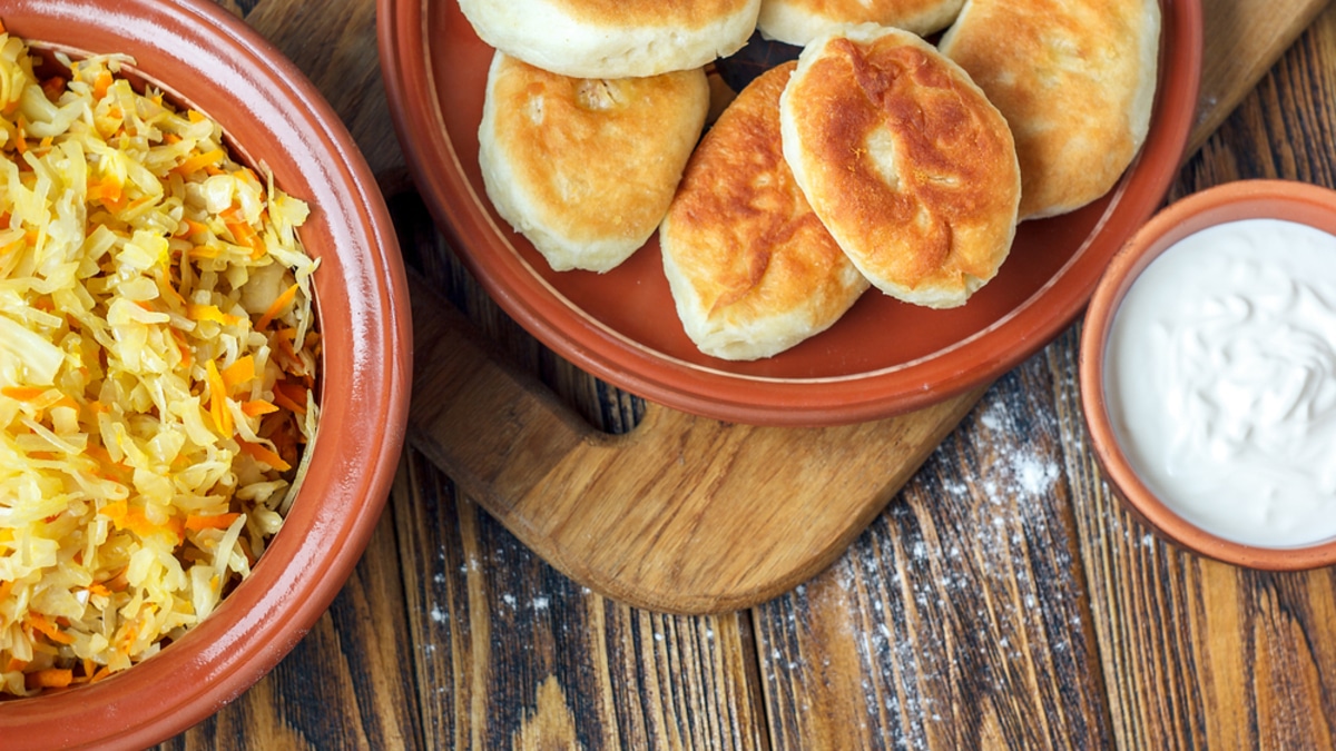 Пирожков захотелось? Этот рецепт идеального теста и сочной начинки — то, что вы искали