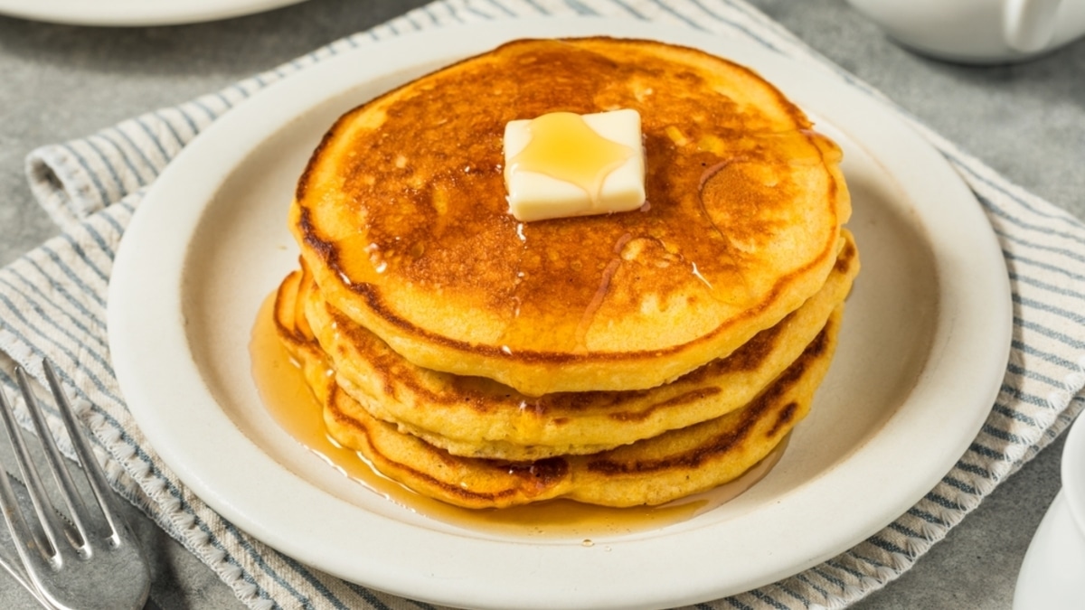 Кукурузные оладьи с ветчиной и сыром: рецепт, который легко заменяет привычный завтрак