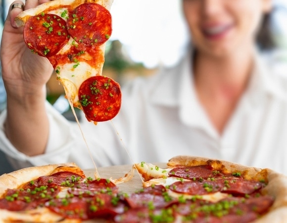 День, когда можно все: диетолог объяснил, зачем нужен читмил