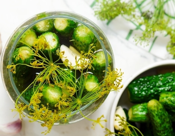Будут готовы уже завтра: как сделать хрустящие огурцы по-фински? Супер-рецепт, когда нет желания возиться с консервацией
