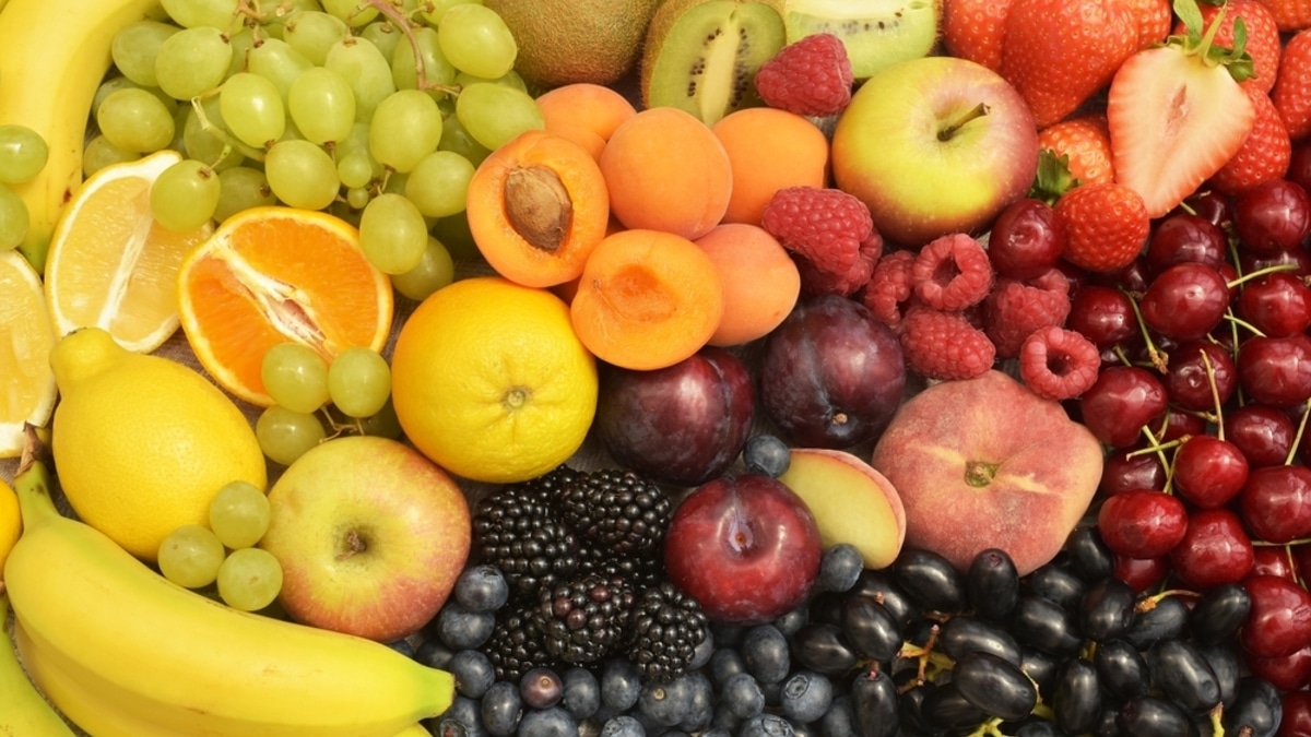 "Вечеринка" в кишечнике: гастроэнтеролог объяснил, чем опасно переедание фруктов и ягод