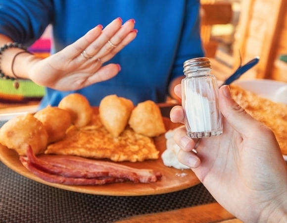 Что будет, если полностью отказаться от соли и почему это не так полезно, как кажется?