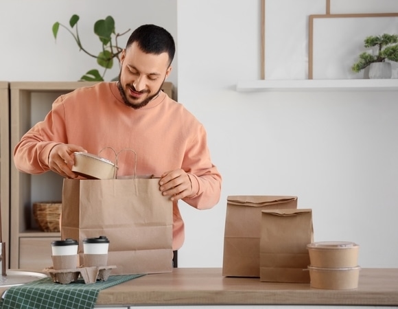 Не только суши: врач назвал самые опасные для заказа в жару блюда