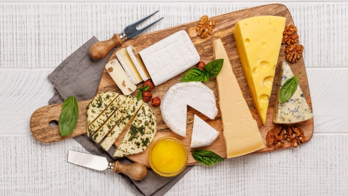 Каким сыром можно запасаться впрок, а какой — срочно выкинуть?