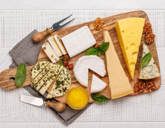 Каким сыром можно запасаться впрок, а какой — срочно выкинуть?