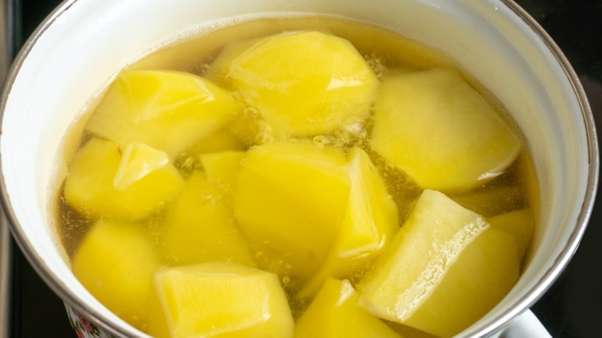 Не выливайте воду после варки картофеля: гениальный лайфхак советских хозяек, который сэкономит вам деньги