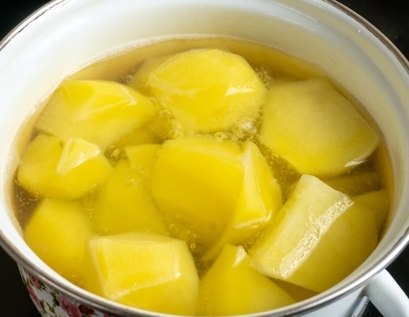 Не выливайте воду после варки картофеля: гениальный лайфхак советских хозяек, который сэкономит вам деньги