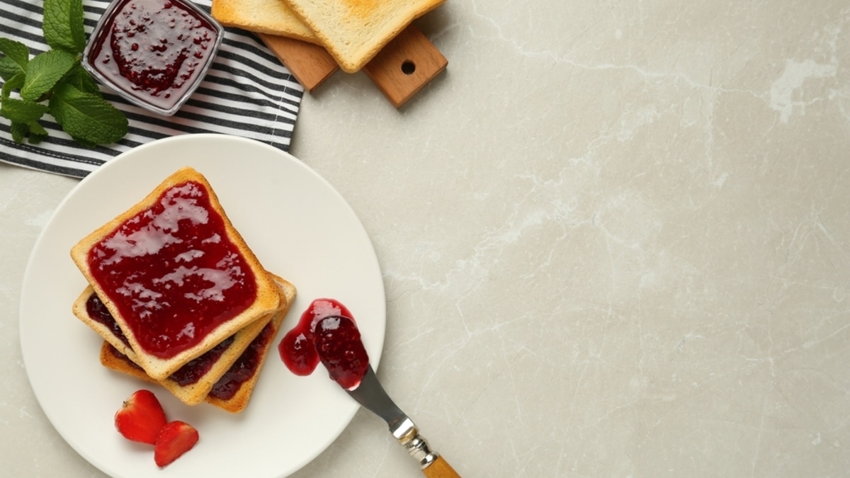 "Лето припасиха — зима-подбериха": в сети поделились гениальным рецептом джема, который варят всего 15 минут